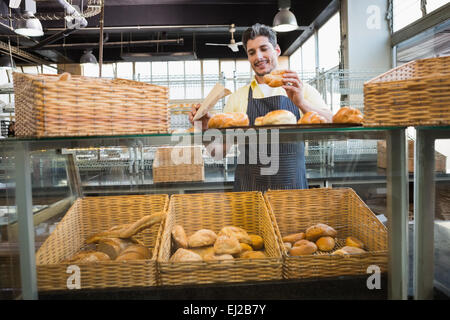 Lächelnden Kellner Schürze Auswahl Brot Stockfoto