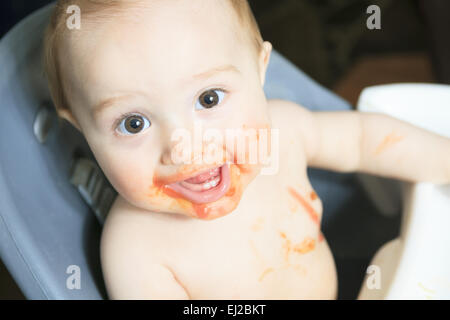 Mutter, die hungrigen sechs Monate altes Baby feste Nahrung Stockfoto