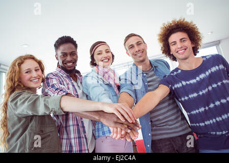 Mode-Studenten hohe Fiving zusammen Stockfoto