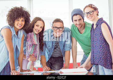 Mode-Studenten arbeiten im team Stockfoto