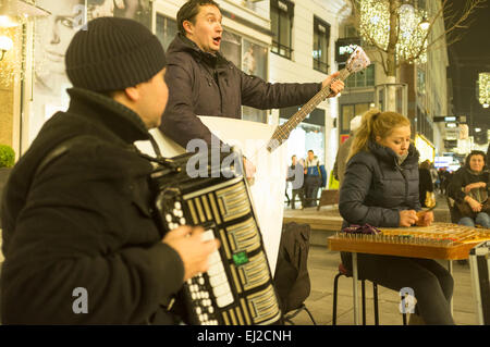 Russischen Straßenmusikanten spielen traditionellen russische Musik an der Kärntner Straße. Wien, Österreich Stockfoto