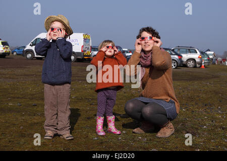 Madley, Herefordshire UK. 20. März 2015.  Eine junge Familie aus Amateur Sterngucker sehen die Sonnenfinsternis durch ihre solar Anzeige Gläser unter strahlend blauem Himmel in ländlichen Herefordshire. Stockfoto