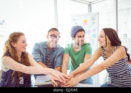 Mode-Studenten hohe Fiving zusammen Stockfoto