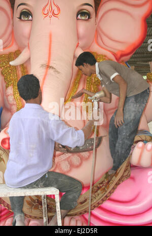 Künstler s stellen Ganesha Idol für Ganesh Chathurthi eine hinduistische Festival durchzuführen Puja am September 2,2013 in Hyderabad, Indien. Stockfoto