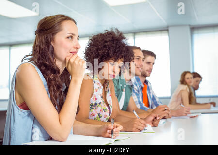 Mode-Studenten, die Notizen in der Klasse Stockfoto