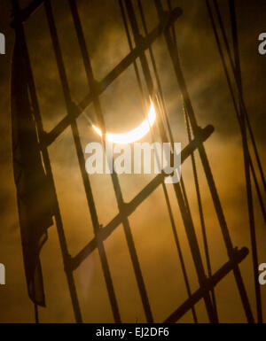 Bristol, UK. 20. März 2015. Die Sonnenfinsternis wird durch die Takelage auf die ss Großbritannien, Bristol gesehen. 20. März 2015 Kredit: Adam Gasson/Alamy Live-Nachrichten Stockfoto