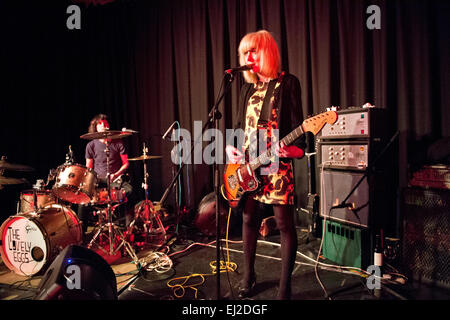 Preston, Lancashire, UK. 19. März 2015. Indie-Rock-Band The Lovely Eggs in Konzert im The Continental, Preston. Holly Ross und David Blackwell. Stockfoto