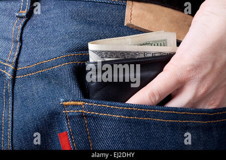 Dies ist die Geldbörse aus der Tasche stecken Stockfoto