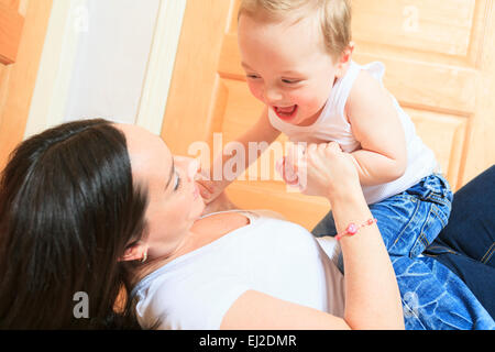 Glückliche 2 Jahre alten Jungen. Kind ist Lächeln, Grinsen. Stockfoto