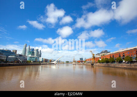 Puente De La Mujer, Puerto Madero. Buenos Aires, Argentinien. Stockfoto