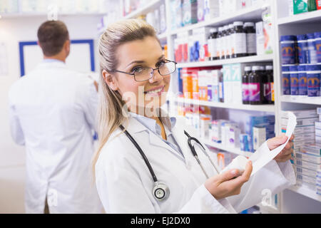 Apotheker nehmen Medizin aus Regal Stockfoto