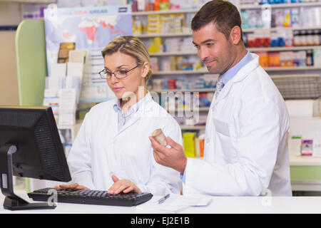 Team von Apothekern, Blick auf den computer Stockfoto