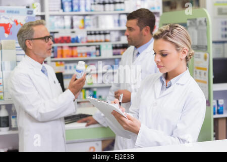 Apotheker in Zwischenablage schreiben konzentriert Stockfoto