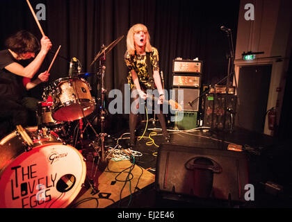 Preston, Lancashire, UK. 19. März 2015. Indie-Rock-Band The Lovely Eggs in Konzert im The Continental, Preston. Holly Ross und David Blackwell. Stockfoto