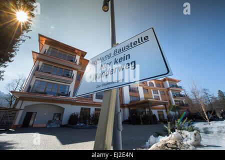 Elmau, Deutschland. 20. März 2015. Ein Schild mit "Achtung Baustelle Achtung Baustelle - kein Pfad" vor dem neuen Schloss Elmau Hotelgebäude in Elmau, Deutschland, 20. März 2015 geschrieben. G7-Gipfel statt findet auf dem Gelände von 04 bis 5. Juni 2015. Foto: PETER KNEFFEL/Dpa/Alamy Live News Stockfoto