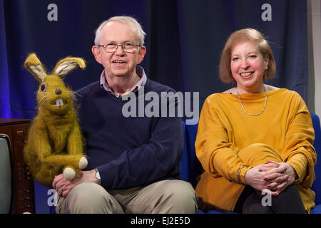 Walsall, West Midlands, UK. 20. März 2015. Schriftsteller Performer Gail Renard bei eine Aufnahme von "The David Hamilton Show" für große Center TV. Die Show moderiert von Moderator und Kommentator "Diddy" David Hamilton verfügt über berühmte Persönlichkeiten aus quer durch das Spektrum von Musik und Fernsehen. Bildnachweis: John Henshall / Alamy Live News PER0509 Stockfoto