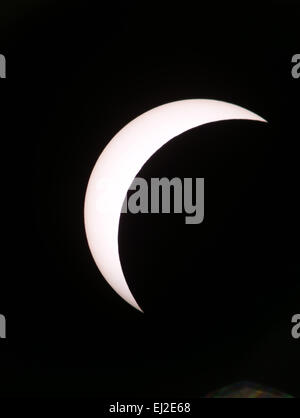 Hamburg, Deutschland. 20. März 2015. Die partielle Sonnenfinsternis kann durch ein Teleskop an der Hamburger Sternwarte in Hamburg, Deutschland, 20. März 2015 gesehen werden. Foto: ULRICH PERREY/Dpa/Alamy Live News Stockfoto