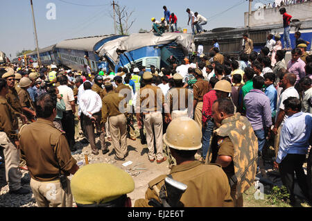 Lucknow, Indien. 20. März 2015. Retter und einheimischen versammeln sich auf dem Gelände von einem Zugunglück in der Nähe von Bahnhof Bachrawan im indischen Bundesstaat Pradesh Rae Bareli, etwa 50 km von der Landeshauptstadt Lucknow, 20. März 2015. Die Zahl der Todesopfer durch einen Passagierzug entgleist Freitagmorgen in Nordindien ist auf 30 gestiegen, während die rund 150 verletzt wurden, als zwei Busse ein d-Zug im nördlichen indischen Bundesstaat Uttar Pradesh am Freitag entgleist. Bildnachweis: Stringer/Xinhua/Alamy Live-Nachrichten Stockfoto