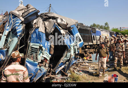 Lucknow, Indien. 20. März 2015. Retter versammeln sich auf dem Gelände von einem Zugunglück in der Nähe von Bahnhof Bachrawan im indischen Bundesstaat Pradesh Rae Bareli, etwa 50 km von der Landeshauptstadt Lucknow, 20. März 2015. Die Zahl der Todesopfer durch einen Passagierzug entgleist Freitagmorgen in Nordindien ist auf 30 gestiegen, während die rund 150 verletzt wurden, als zwei Busse ein d-Zug im nördlichen indischen Bundesstaat Uttar Pradesh am Freitag entgleist. Bildnachweis: Stringer/Xinhua/Alamy Live-Nachrichten Stockfoto