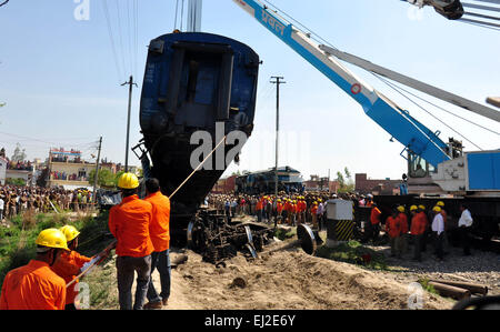 Lucknow, Indien. 20. März 2015. Retter arbeiten auf dem Gelände von einem Zugunglück in der Nähe von Bahnhof Bachrawan im indischen Bundesstaat Pradesh Rae Bareli, etwa 50 km von der Landeshauptstadt Lucknow, 20. März 2015. Die Zahl der Todesopfer durch einen Passagierzug entgleist Freitagmorgen in Nordindien ist auf 30 gestiegen, während die rund 150 verletzt wurden, als zwei Busse ein d-Zug im nördlichen indischen Bundesstaat Uttar Pradesh am Freitag entgleist. Bildnachweis: Stringer/Xinhua/Alamy Live-Nachrichten Stockfoto