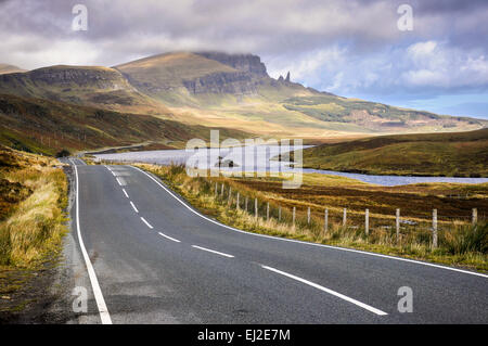 Straße zum Old Man of Storr auf der Isle Of Skye, Schottland im Herbst. Stockfoto