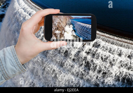 Konzept - Reisen Tourist nimmt Bild vom Fluss Wasserfall auf Croton Dam in Wintertag auf Smartphone, USA Stockfoto