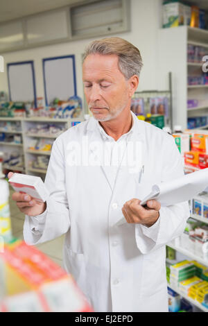 Leitender Apotheker halten Medizin und Zwischenablage Stockfoto