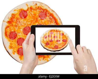 Fotografieren Food-Konzept - Tourist nimmt Bild der italienischen Pizza mit würziger Salami auf Smartphone, Italien Stockfoto