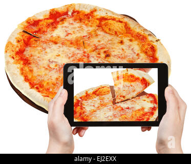 Fotografieren Food-Konzept - Tourist nimmt Bild der italienischen Pizza Margherita auf Smartphone, Italien Stockfoto