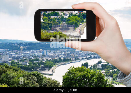 Konzept - Reisen Tourist nimmt Bild von Deutsches Eck (Deutsches Eck) an dem Zusammenfluss von Mosel und Rhein in Koblenz Stockfoto