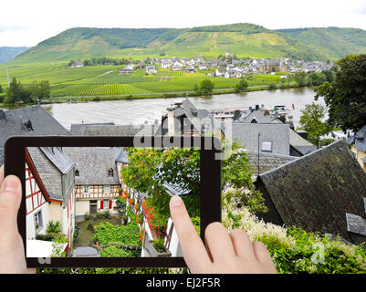 Konzept - Reisen Tourist nimmt Bild der traditionellen Häuser in engen Straße im Dorf Beilstein, Mosel, Deutschland auf s Stockfoto