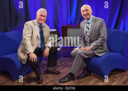 Walsall, West Midlands, UK. 20. März 2015. David Hamilton (L) mit Komödie Schriftsteller Colin Edmonds auf eine Aufnahme von "The David Hamilton Show" für große Center TV. Die Show moderiert von Moderator und Kommentator "Diddy" David Hamilton verfügt über berühmte Persönlichkeiten aus quer durch das Spektrum von Musik und Fernsehen. Bildnachweis: John Henshall / Alamy Live News PER0512 Stockfoto