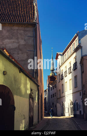 Die engen Gassen der Altstadt mit Fassaden und mittelalterlichen Häusern mit Blick auf die St. Peter. Vecriga. Lettland Stockfoto