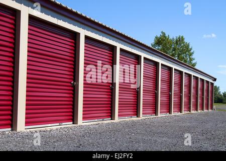 Eine Reihe von Mini-Mieteinheiten für temporäre Self-Storage in einer im Freieneinstellung. Stockfoto