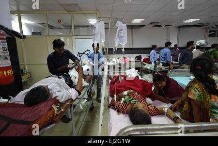 Lucknow, Indien. 20. März 2015. Verletzte Passagiere erhalten medizinische Versorgung auf das Traumazentrum von einem staatlichen Krankenhaus in Lucknow, Indien, 20. März 2015. Die Zahl der Todesopfer durch einen Passagierzug entgleist Freitagmorgen in Nordindien ist auf 30 gestiegen, während die rund 150 verletzt wurden, als zwei Busse ein d-Zug im nördlichen indischen Bundesstaat Uttar Pradesh am Freitag entgleist. Bildnachweis: Stringer/Xinhua/Alamy Live-Nachrichten Stockfoto