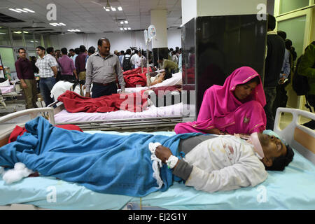 Lucknow, Indien. 20. März 2015. Verletzte Passagiere erhalten medizinische Versorgung auf das Traumazentrum von einem staatlichen Krankenhaus in Lucknow, Indien, 20. März 2015. Die Zahl der Todesopfer durch einen Passagierzug entgleist Freitagmorgen in Nordindien ist auf 30 gestiegen, während die rund 150 verletzt wurden, als zwei Busse ein d-Zug im nördlichen indischen Bundesstaat Uttar Pradesh am Freitag entgleist. Bildnachweis: Stringer/Xinhua/Alamy Live-Nachrichten Stockfoto