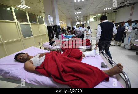 Lucknow, Indien. 20. März 2015. Verletzte Passagiere erhalten medizinische Versorgung auf das Traumazentrum von einem staatlichen Krankenhaus in Lucknow, Indien, 20. März 2015. Die Zahl der Todesopfer durch einen Passagierzug entgleist Freitagmorgen in Nordindien ist auf 30 gestiegen, während die rund 150 verletzt wurden, als zwei Busse ein d-Zug im nördlichen indischen Bundesstaat Uttar Pradesh am Freitag entgleist. Bildnachweis: Stringer/Xinhua/Alamy Live-Nachrichten Stockfoto