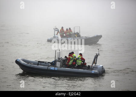 Hamburg, Deutschland. 20. März 2015. Polizei sichern die Elbe während Visot des niederländischen Königspaares nach Hamburg, 20. März 2015. Der König und die Königin besucht Norddeutschland 19 und 20. März. Foto: Malte Christen/Dpa/Alamy Live News Stockfoto