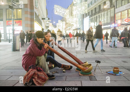 Straßenmusiker spielen Didgeridoo im Kärntner Straße in Wien, Österreich Stockfoto