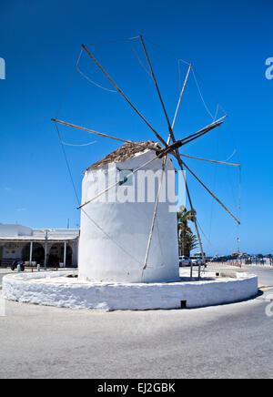 Eine typische Windmühle in Parikia, Paros, Griechenland. Stockfoto