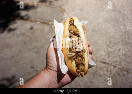 Palermo, Sizilien. Capo-Markt. Mann, hält Frittola Sandwich. Stockfoto