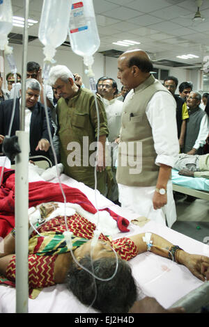 Lucknow, Indien. 20. März 2015. Indiens Home Minister Rajnath Singh (R) besucht eine verletzte Passagier am Trauma Center von einem staatlichen Krankenhaus in Lucknow, Indien, 20. März 2015. Die Zahl der Todesopfer durch einen Passagier Zug entgleisen Freitagmorgen in Nordindien auf 30 gestiegen, während rund 150 wurden verletzt, einige unter kritischen Bedingungen, sagte Eisenbahn Beamten. Bildnachweis: Stringer/Xinhua/Alamy Live-Nachrichten Stockfoto