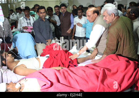 Lucknow, Indien. 20. März 2015. Indiens Home Minister Rajnath Singh (2. R) besucht eine verletzte Passagier am Trauma Center von einem staatlichen Krankenhaus in Lucknow, Indien, 20. März 2015. Die Zahl der Todesopfer durch einen Passagier Zug entgleisen Freitagmorgen in Nordindien auf 30 gestiegen, während rund 150 wurden verletzt, einige unter kritischen Bedingungen, sagte Eisenbahn Beamten. Bildnachweis: Stringer/Xinhua/Alamy Live-Nachrichten Stockfoto