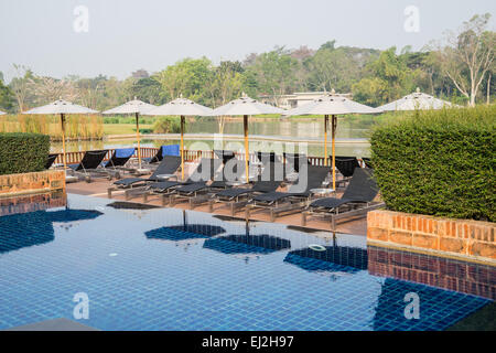 Pool und Sonnenliegen für Gäste bereit Stockfoto