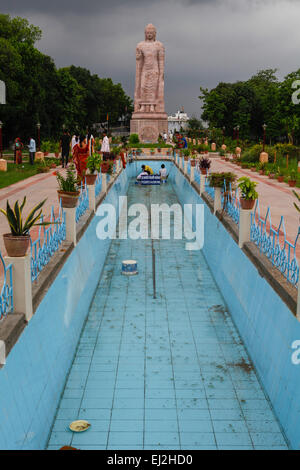 Die 80 Fuß hoch stehende Statue von Lord Buddha aus Sandstein mit Unterstützung von Thailand Menschen gemacht. Sarnath, Indien. Stockfoto