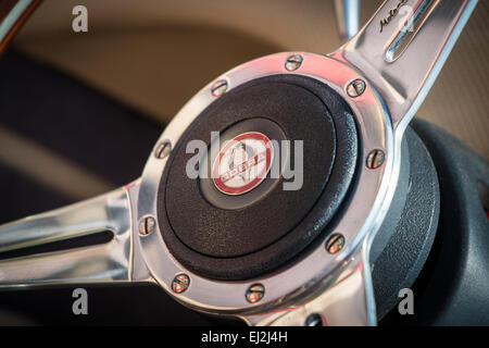 BERKSHIRE, UK - 3. August 2014: Nahaufnahme des ein Lenkrad einer klassischen Kobra im August 2014. Stockfoto