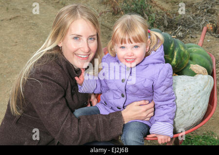 Eine attraktive Mutter und Tochter-Portrait in Kürbis Stockfoto