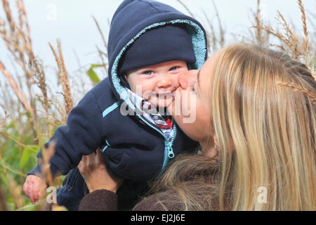 Mutter und Sohn Spaß zusammen im Herbst Saison Stockfoto