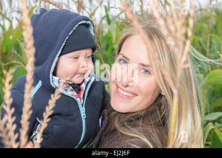 Mutter und Sohn Spaß zusammen im Herbst Saison Stockfoto
