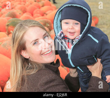 Mutter und Sohn Spaß zusammen im Herbst Saison Stockfoto